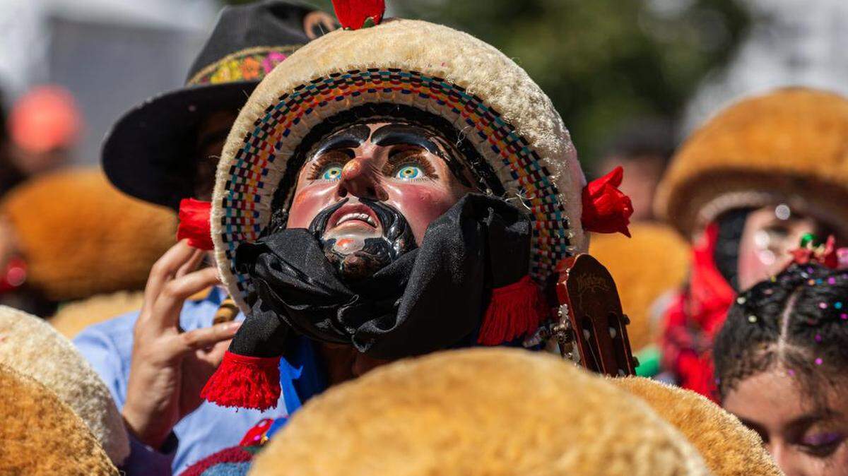 Cientos de niños descendientes del pueblo indígena zoque volvieron este miércoles a las calles tras dos años de pandemia para bailarle al santo patrón Niño de Atocha en el municipio de Chiapa de Corzo, estado de Chiapas, en el sureste de México.