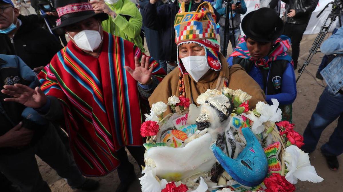 Sacerdotes aimaras realizan un rito andino antes de iniciar hoy la “marcha por la patria” desde la localidad de Caracollo.