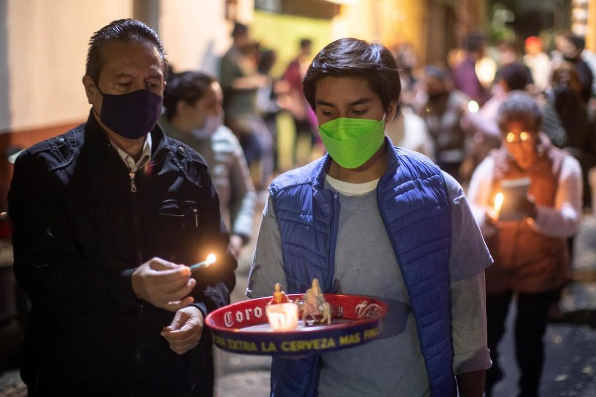 Personas celebran una tradicional posada en las calles de la Alcaldía Coyoacán, de la Ciudad de México.