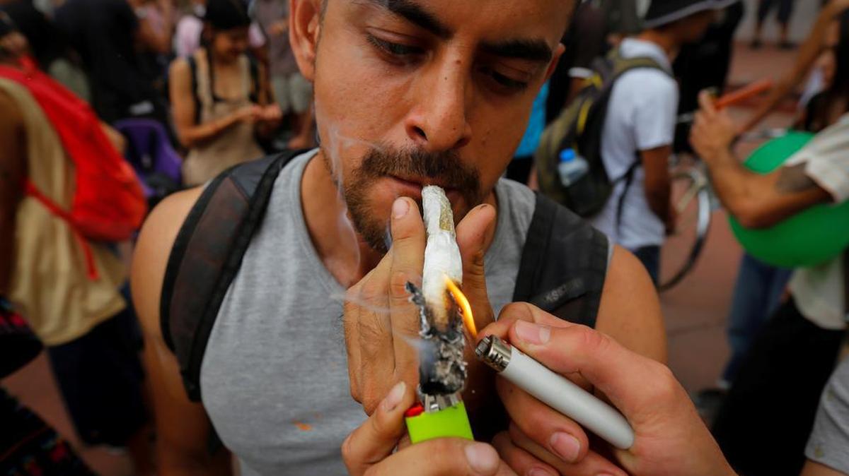 Un consumidor de marihuana fuma hoy, durante la séptima marcha mundial por la liberación del consumo lúdico de la cannabis, en la ciudad de Guadalajara, estado de Jalisco, México.