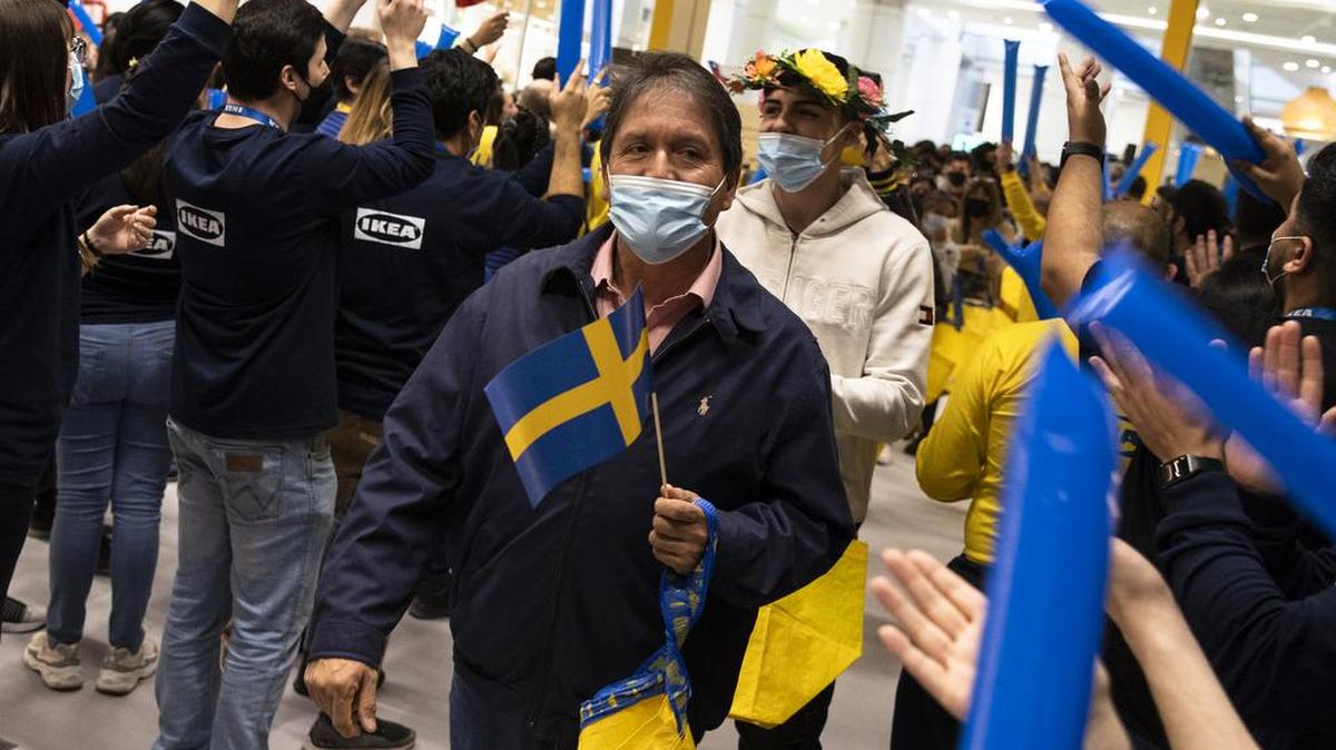 Cientos de personas asisten a la inauguración de la primera tienda de la multinacional sueca Ikea en Chile, situada en el centro comercial Open Plaza Kennedy, en Santiago.