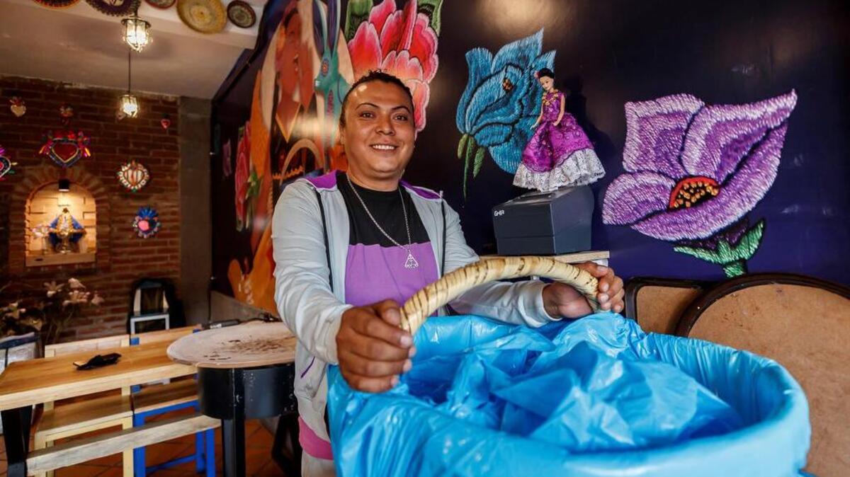  Tras años llenando su cesta de tacos para vender en las calles de Ciudad de México, la popular taquera trans Lady Tacos de Canasta busca llenar las urnas de votos para representar a la comunidad LGBT y a los vendedores ambulantes.