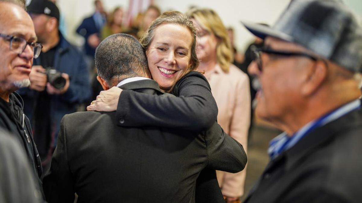 La directora de los derechos de los migrantes de la Unión Americana de Libertades Civiles (ACLU) en el sur de California, Jennie Pascuarella, felicita al veterano de origen mexicano, Mauricio Hernández Mata, tras convertirse en nuevo ciudadano estadounidense durante una ceremonia celebrada en San Diego, California.
