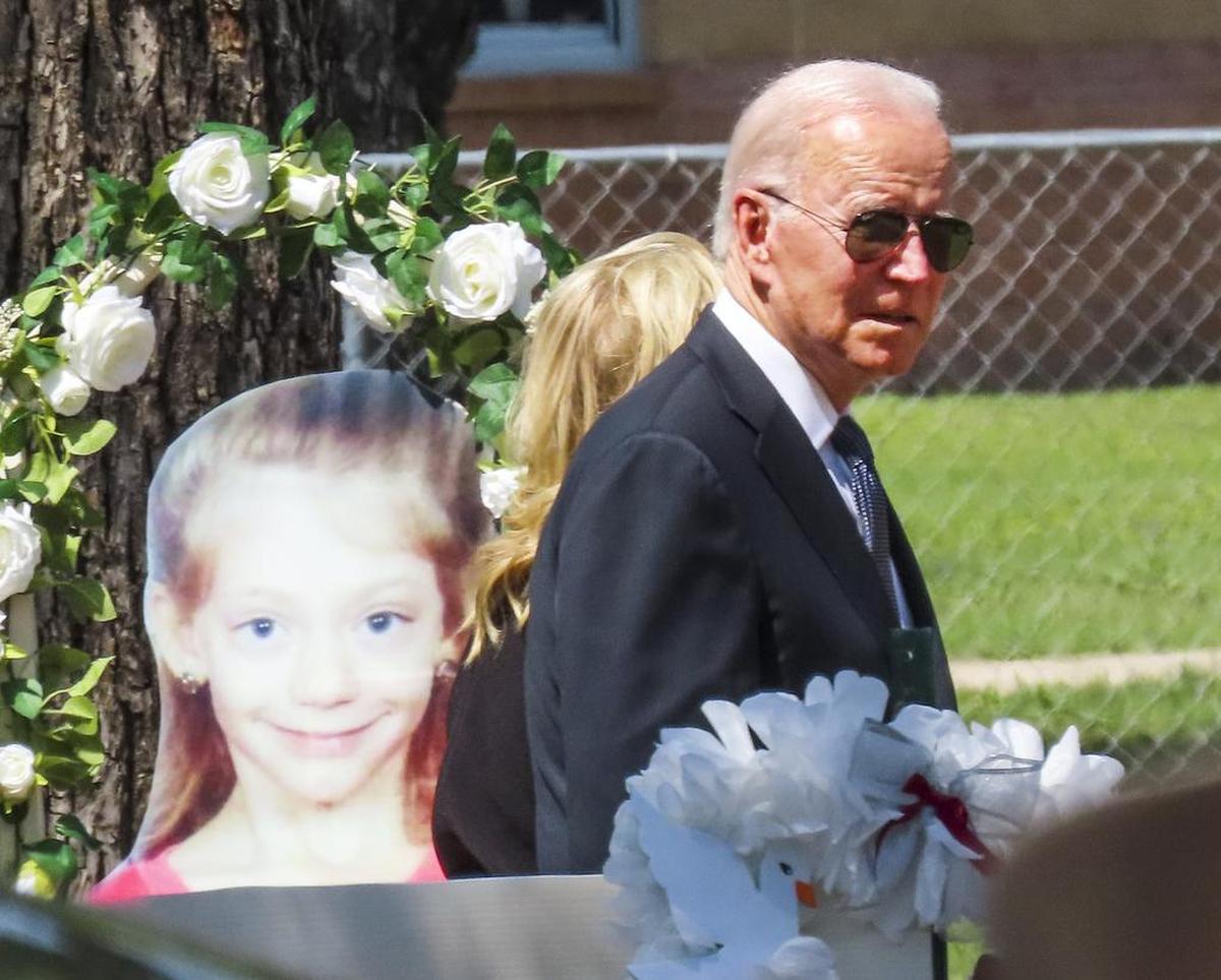 El presidente Joe Biden y la primera dama Jill Biden visitaron el monumento a las víctimas en las afueras de la Escuela Primaria Robb en Uvalde, Texas, el 29 de mayo.