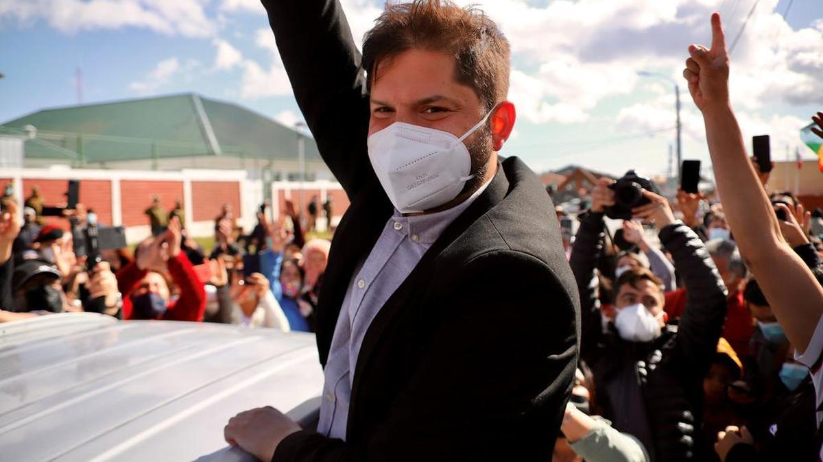 El candidato presidencial por la coalición Apruebo Dignidad, Gabriel Boric, saluda a simpatizantes tras votar en la segunda vuelta de las elecciones presidenciales hoy, en el colegio electoral en la Escuela Patagonia de Punta Arenas.