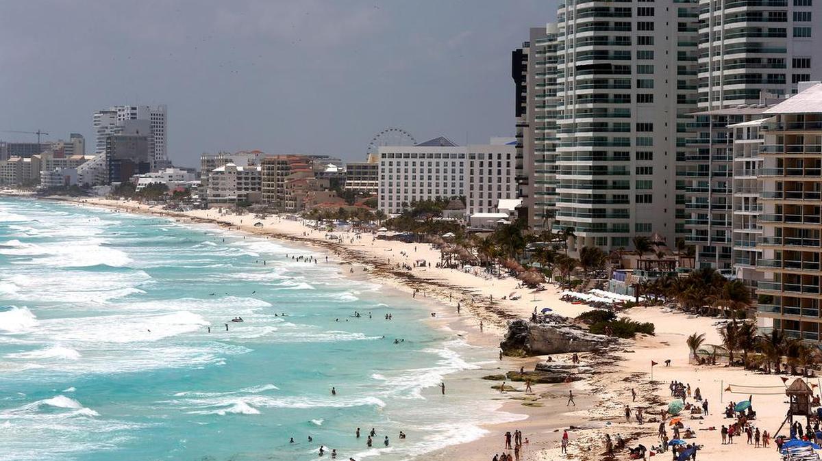 Turistas disfrutan en una playa del caribe mexicano el 15 de abril de 2022 en el balneario de Cancún, estado de Quintana Roo. México fue en 2021 el primer destino turístico de Estados Unidos, informó este lunes el Secretario de Turismo (SECTUR) del país latinoamericano, Miguel Torruco.