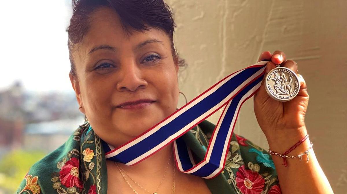 Fotografía personal cedida donde aparece la indocumentada mexicana Sonia Pérez mientras muestra el galardón ‘Freedom from Fear’ (Libres del miedo) ganado junto a sus compatriotas María Isabel Sierra y Sixta León Barrita y la colombiana Rubiela Correa.