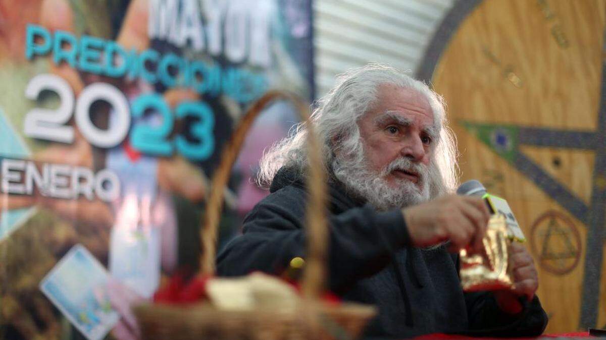 El Brujo Mayor, uno de los mayores astrólogos mexicanos, pronosticó este martes un año estable para el país, en cuanto a la economía, pero un aumento en la violencia, el deterioro en la salud del presidente Andrés Manuel López Obrador y la continuación de la guerra entre Rusia y Ucrania.