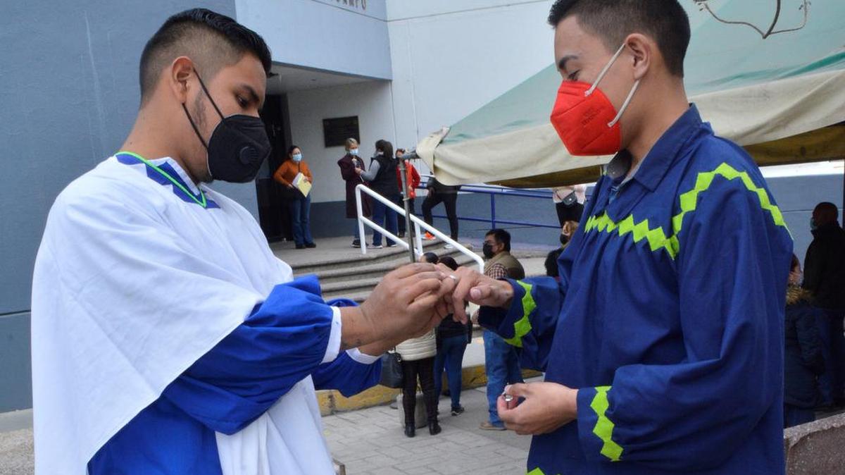 Carlos Eduardo Lara González y Rogelio Aguirre López se convirtieron el pasado jueves en la primera pareja rarámuri en contraer matrimonio igualitario en el estado de Chihuahua, al norte de México.