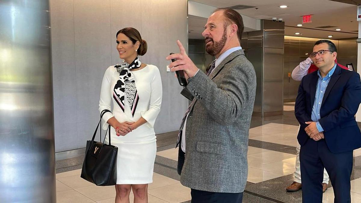 Milena Mayorga, embajadora de El Salvador en los Estados Unidos, visitó el Ayuntamiento de Fresno a principios de mayo. Ella escucha al empleado del ayuntamiento John Ellis.