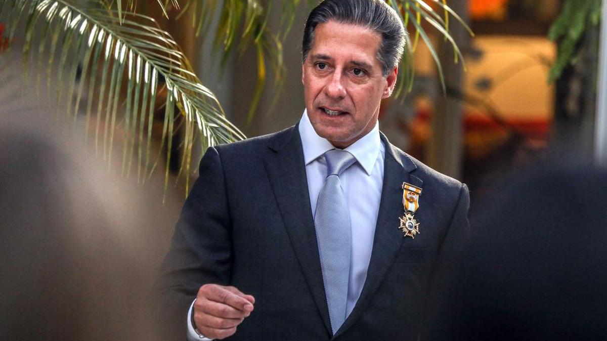 El superintendente de Escuelas Públicas del condado de Miami-Dade, Alberto Carvalho, habla hoy tras recibir la Cruz de la Orden de Isabel la Católica durante una ceremonia en Miami.