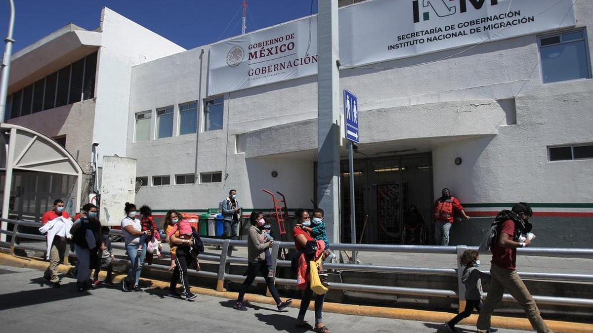 Fotografía de archivo fechada el 22 de marzo de 2021 que muestra a migrantes cruzando la frontera por el puente internacional Paso del Norte, en Ciudad Juárez, Chihuahua, México. La Organización Internacional para las Migraciones (OIM) informó que este miércoles no acompañará a migrantes a Estados Unidos luego de que el Supremo de ese país avalara el restablecimiento del Protocolo de Protección de Migrantes (MPP, en inglés).