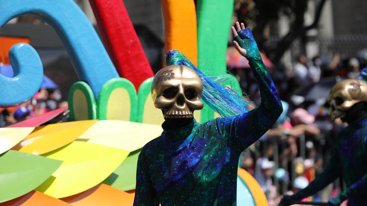 Un hombre participa en las principales avenidas en un desfile en conmemoración del Día de Muertos en Ciudad de México. El desfile del Día de Muertos vuelve a la Ciudad de México, tras un año de obligado descanso por la pandemia con más de 1.000 participantes, 10 carros alegóricos, cuatro estrellas musicales, 350 bailares y acróbatas.