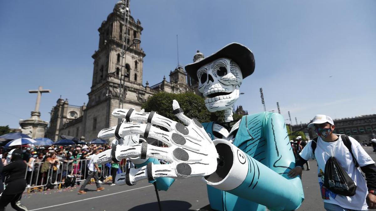 Personas participan en las principales avenidas en un desfile en conmemoración del Día de Muertos en Ciudad de México. El desfile del Día de Muertos vuelve a la Ciudad de México, tras un año de obligado descanso por la pandemia con más de 1,000 participantes, 10 carros alegóricos, cuatro estrellas musicales, 350 bailares y acróbatas.