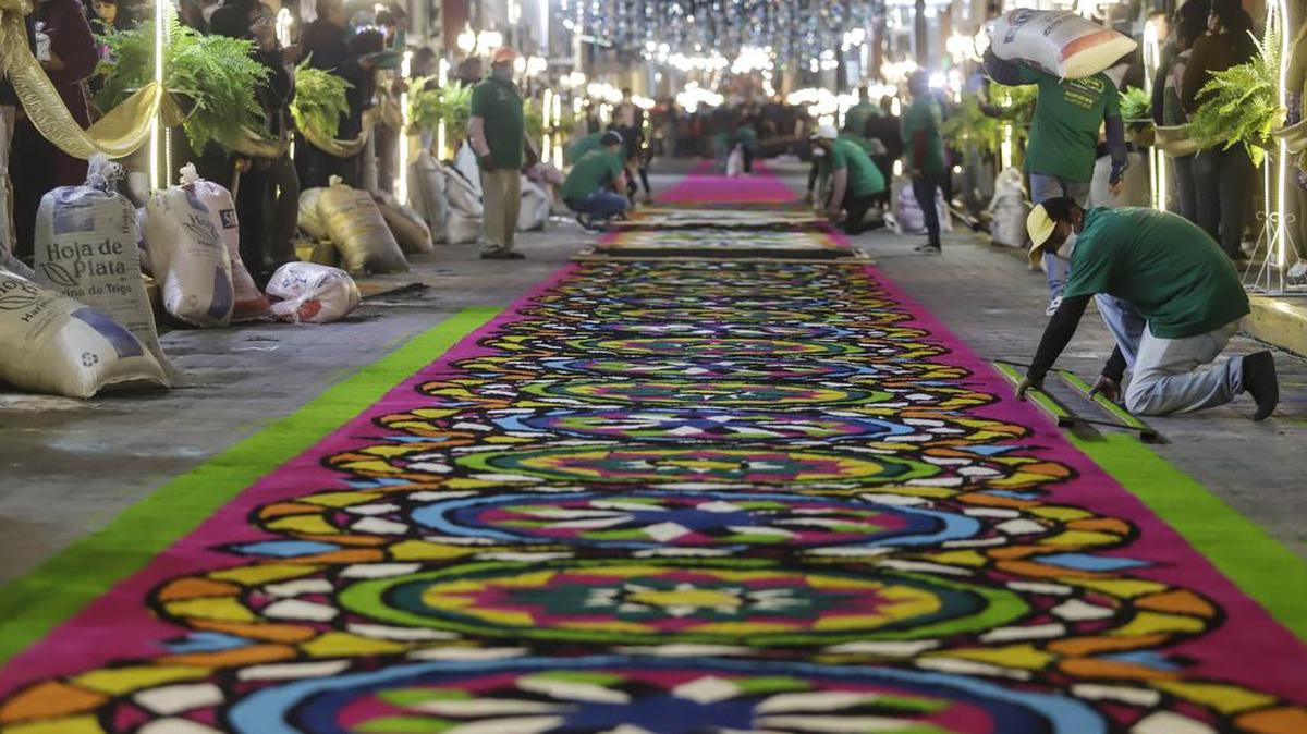 Una alfombra de aserrín de 3.932 metros rompió este lunes el récord Guinness del tapete más largo del mundo de este tipo en Huamantla, en el céntrico estado mexicano de Tlaxcala, donde participaron 240 artesanos con 80 toneladas de aserrín multicolor.