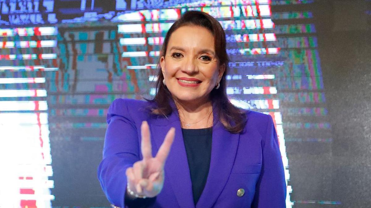 La presidenta electa de Honduras, Xiomara Castro, posa durante el acto de entrega de credenciales en el Hotel Plaza Juan Carlos el 30 de diciembre en Tegucigalpa.