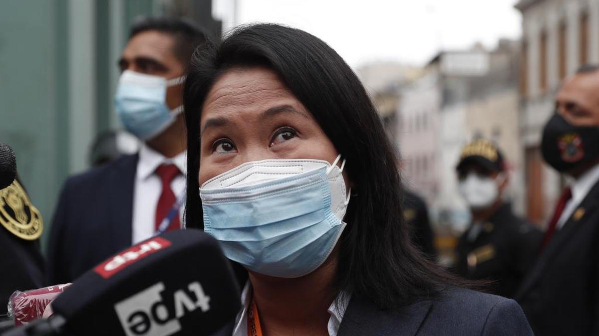 La candidata presidencial peruana Keiko Fujimori habla con la prensa a su llegada a un juzgado para una audiencia que evaluará el pedido de prisión preventiva en su contra, en Lima Perú.