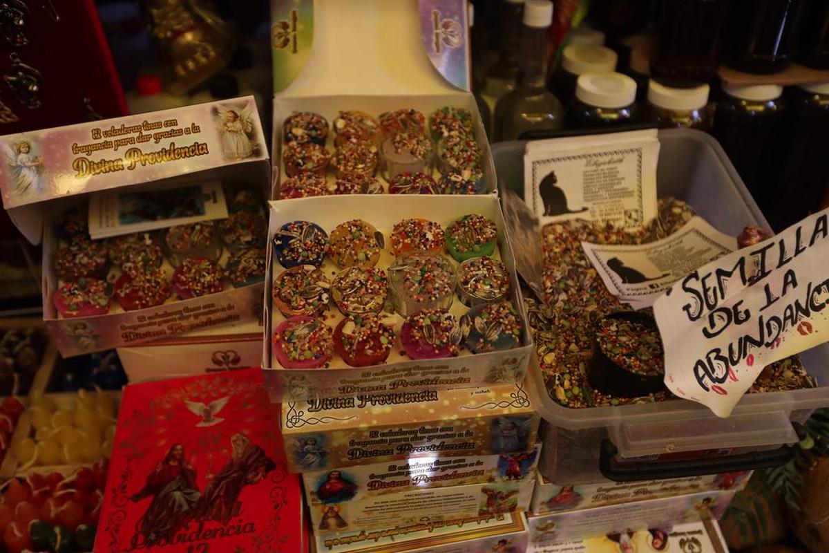 Fotografía de varios amuletos exhibidos en el Mercado de Sonora en Ciudad de México (México). Desde velas que dan abundancia, pasando por rituales con incienso hasta un "amarre" para encontrar el amor, todo es válido en el Mercado Sonora, uno de los puntos con mayor mística en la capital mexicana, y en donde la gente se agolpa a finales de año para que, aunque sea con magia, sus aspiraciones para 2022 se puedan cumplir.