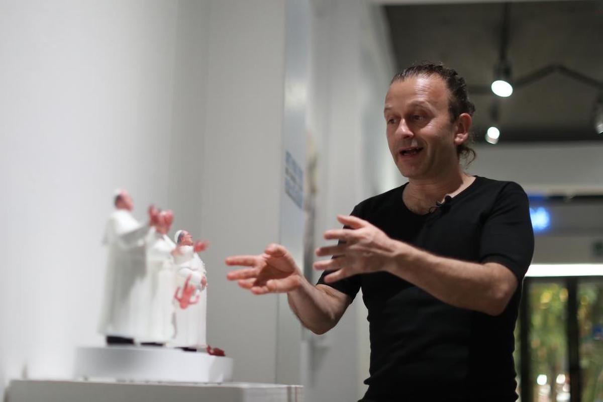 El artista chileno Pablo Maire habla en entrevista en la Ciudad de México.