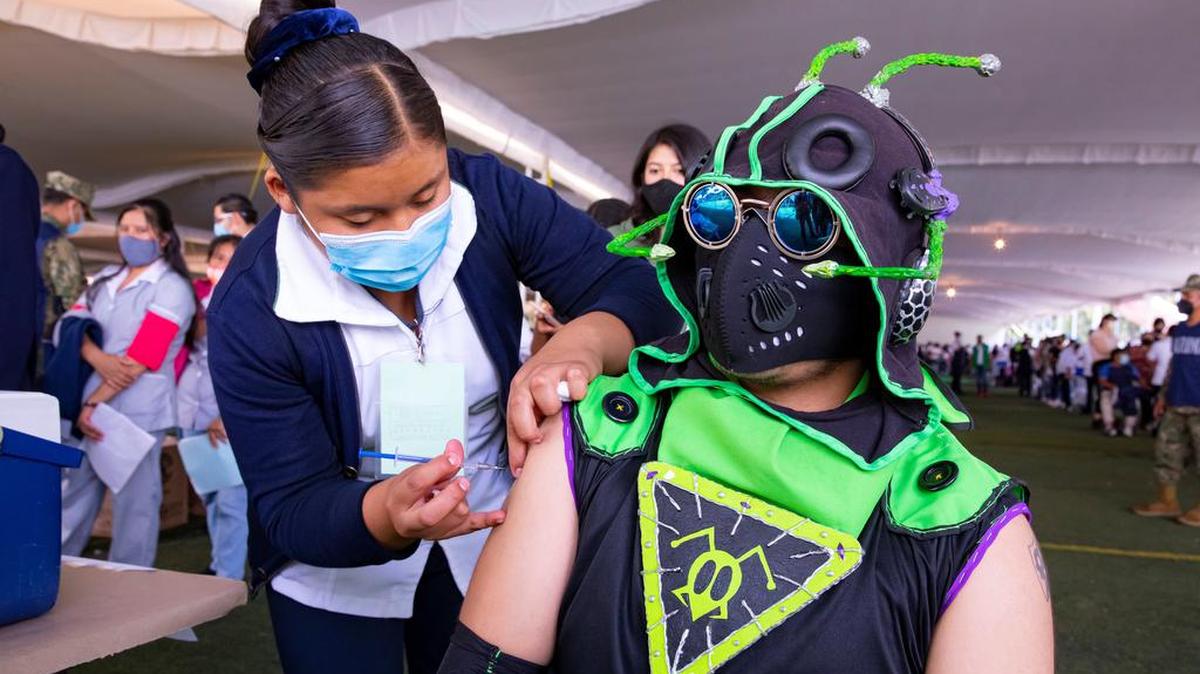 Jóvenes – algunos vestidos como Pikachu, Batman, Winnie the Pooh o algún otro personaje – fueron vacunados contra el COVID-19 el 19 de agosto en Xochimilco.