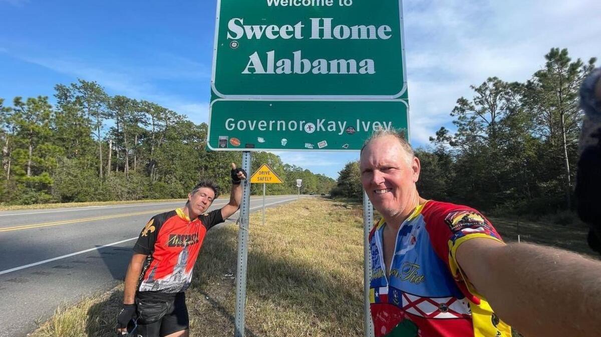 El pastor evangélico Doug Pagitt (d) a su llegada al estado de Alabama, en el marco de un viaje de nueve semanas desde San Diego, California a San Agustín, Florida que le llevó a conocer de primera mano la realidad de la frontera y la inmigración.