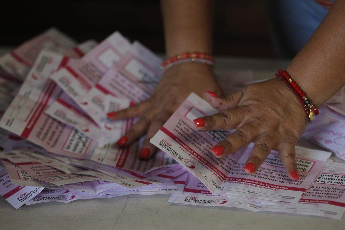 MEX807. GUADALAJARA (MÉXICO), 10/04/2022.- Funcionarios realizan hoy el conteo de boletas de la consulta de revocación del presidente Andrés Manuel López Obrador, en Guadalajara, estado de Jalisco (México). México apostó este domingo por la continuidad del Andrés Manuel López Obrador como presidente del país en la consulta de revocación de mandato pero la participación no llegó al 20%, la mitad del 40 % del censo electoral que era necesario para que el ejercicio fuese vinculante. EFE/Francisco Guasco