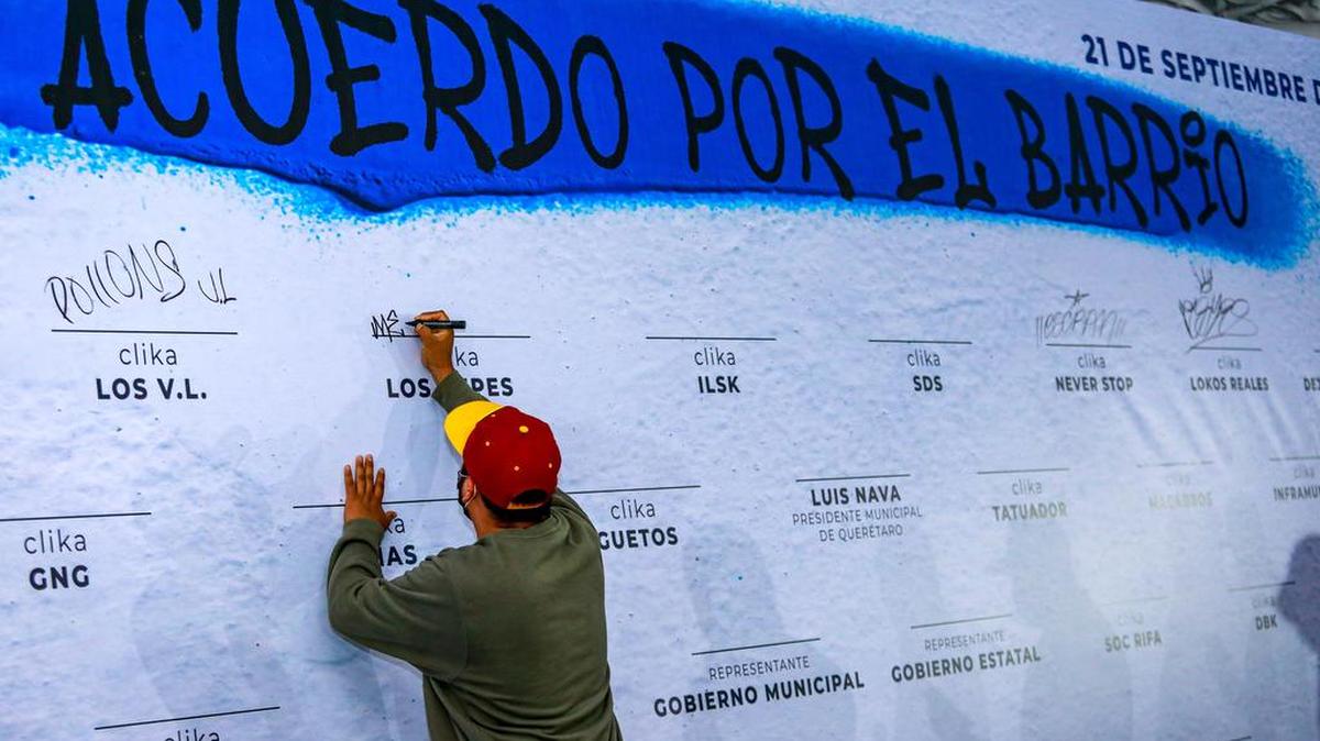 A youth gang member writes his name on a wall in the city of Querétaro, México). In the heart of the popular areas of the Mexican city of Querétaro, the clicas or gangs were born decades ago, groups of young people that fight to control the streets and that now, thanks to the so-called Agreement for the Neighborhood promoted by the municipality, seek to sign peace.