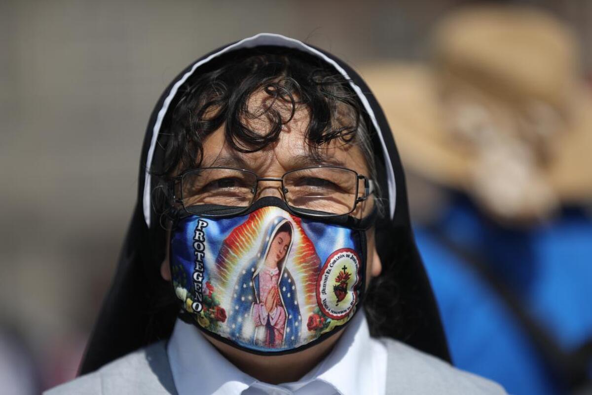 Miles de peregrinos llenaron los alrededores de la imponente Basílica de Guadalupe de Ciudad de México en la víspera del gran Día de la Virgen, en un ambiente de esperanza y medidas sanitarias después de que el año pasado el templo permaneciera cerrado por la pandemia de COVID-19.