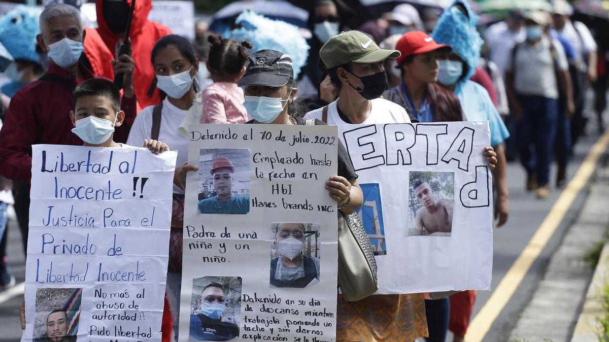 Familiares de detenidos por el régimen protestan contra las detenciones arbitrarias el 9 de agosto en San Salvador. Un grupo de salvadoreños pidieron este martes la libertad de sus familiares detenidos durante el régimen de excepción, implementado para combatir a las pandillas.