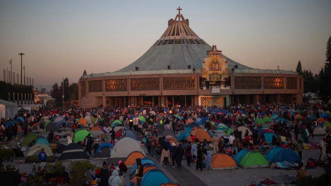 Peregrinos acampan en la explanada del atrio guadalupano para festejar los 491 años de la aparición de la Virgen de Guadalupe, hoy, en la capital mexicana.