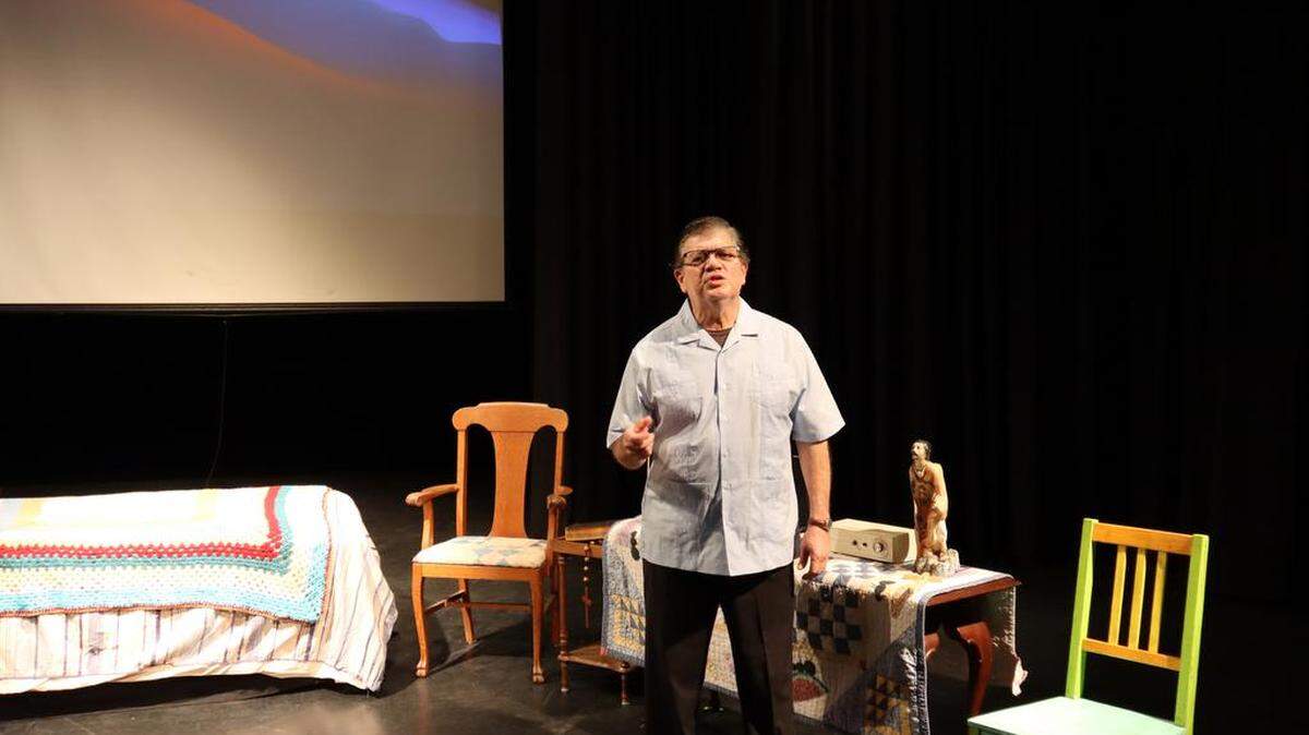 Fotografía cedida por Herberger Theatre Center donde aparece el dramaturgo James E. García durante un momento de su monólogo ‘Las Dos Almas de César Chávez’, la vida del líder sindical con una mirada al hombre que “nunca fue perfecto” pero sí un gran ser humano, según dijo en entrevista.