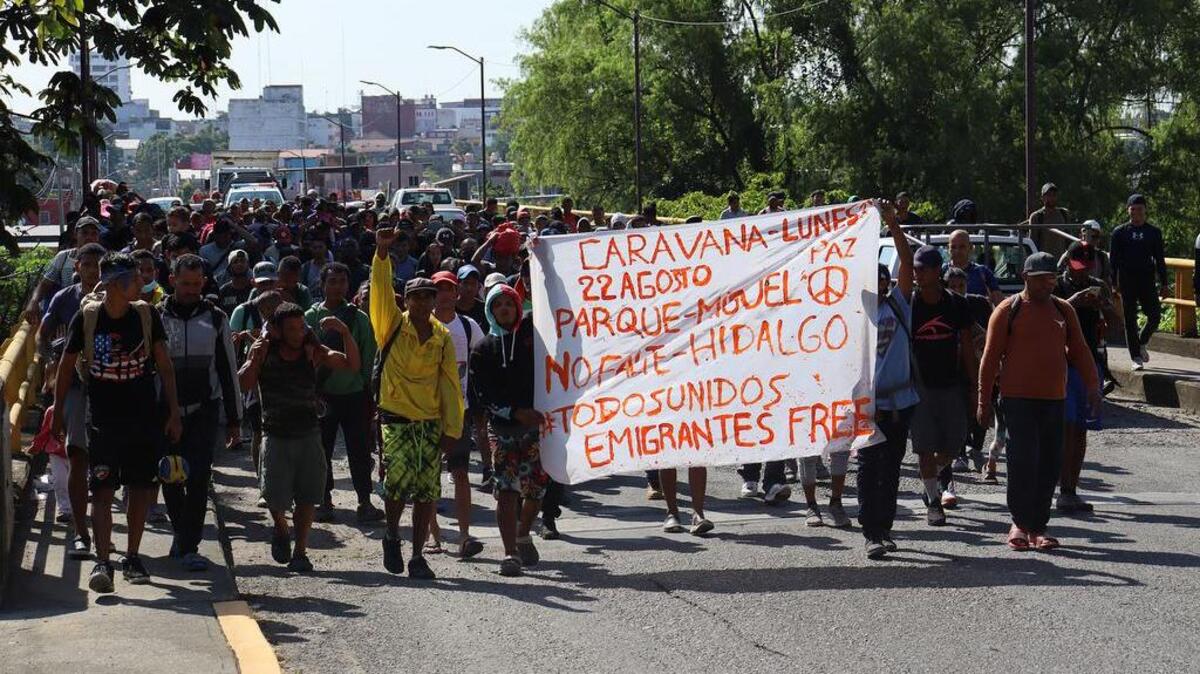 Una caravana de cerca de 500 migrantes partió este lunes desde Tapachula, en el sureste mexicano, con el propósito de llegar a Estados Unidos porque no han podido regularizar su situación migratoria en la frontera de México con Guatemala.