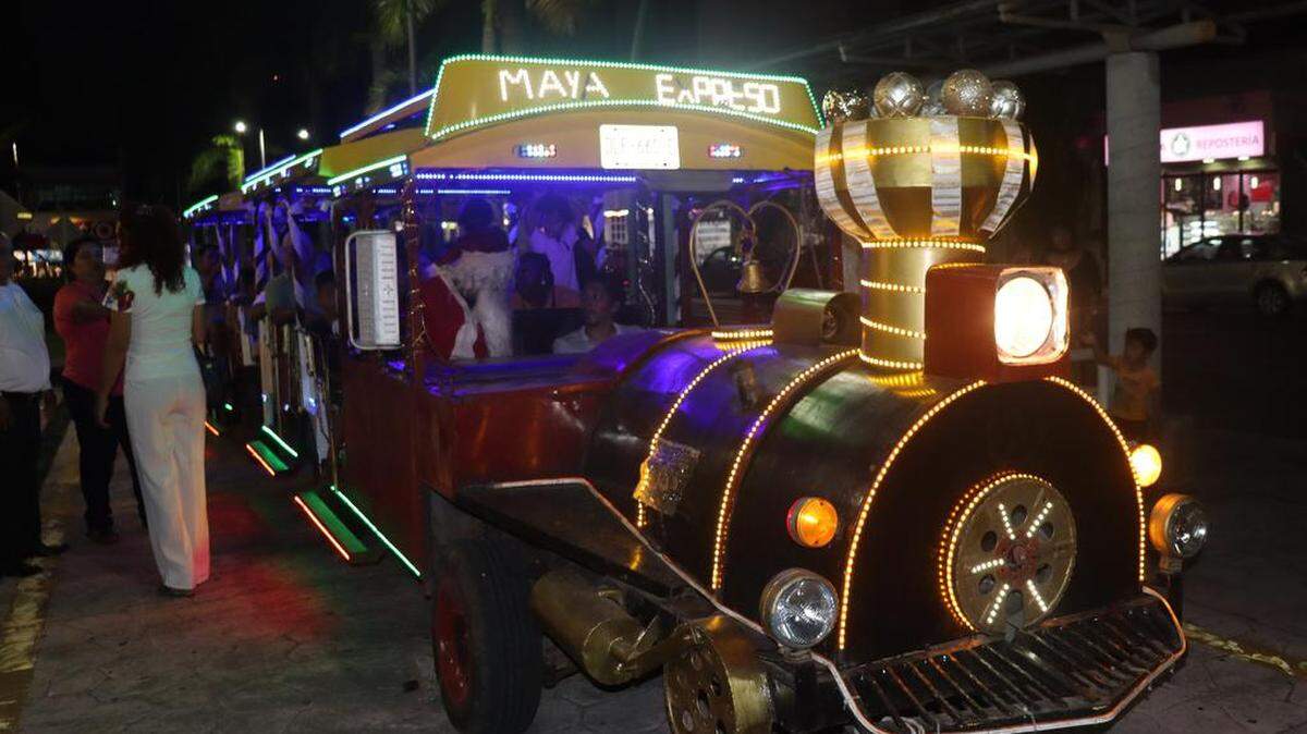 Un tren decorado con motivos navideños, con colores y luces, es el vehículo que un grupo de ciudadanos ha utilizado para regalar “paseos” a migrantes de distintos países que se encuentran varados en la ciudad mexicana de Tapachula, fronteriza con Guatemala.