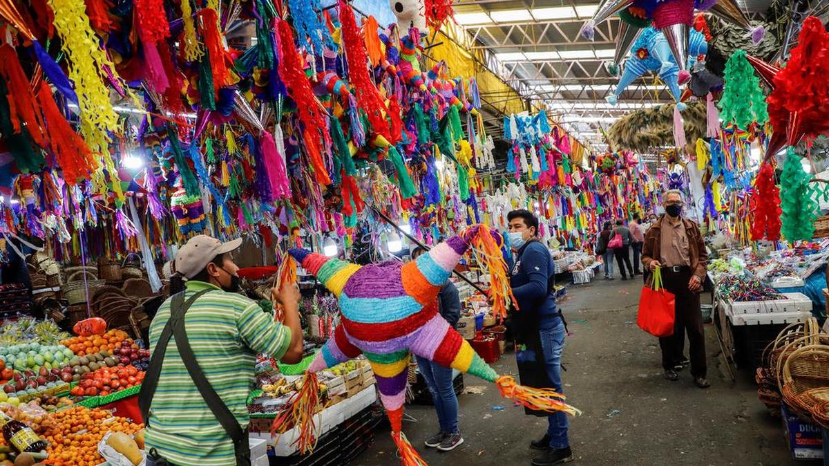 The aisles are full once again at México City’s Jamaica Market with Christmas shoppers looking for plants, flowers and piñatas.