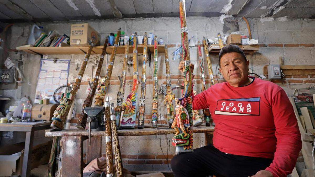 El artesano David Montes muestra el proceso de elaboración de los mosquetones de madera hoy, utilizados en el tradicional carnaval de Huejotzingo, Puebla. Con la imaginación desbordada y teniendo como herramienta sus manos, artesanos mexicanos elaboran los llamados mosquetones o rifles de madera que engalanan los carnavales mexicanos a la hora de detonar pólvora en cada una de sus danzas.