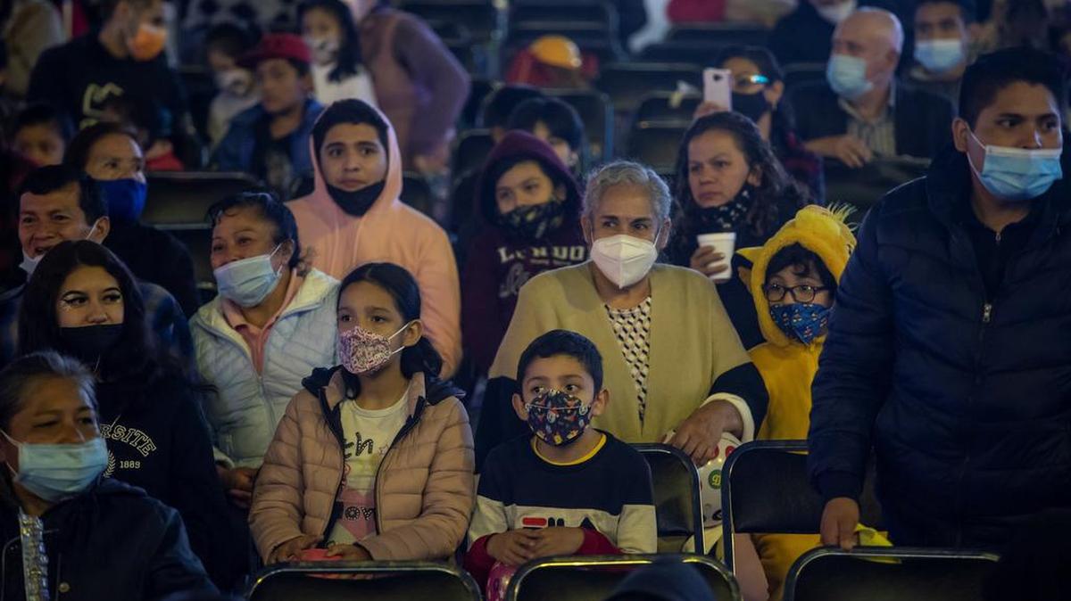 Personas asisten al inicio de las posadas navideñas el 17 de diciembre en la explanada de la Alcaldía Cuauhtémoc, de la Ciudad de México.