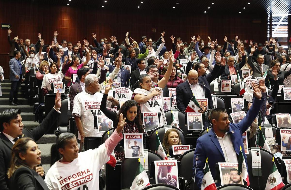Fotografía cedida por la Cámara de Diputados donde se observa a legisladores del Movimiento de Regeneración Nacional (MORENA) durante una sesión ordinaria en Ciudad de México.