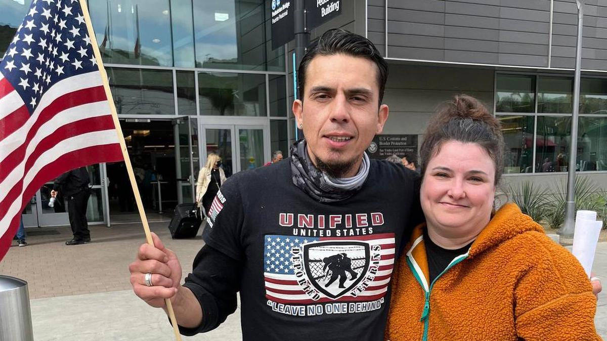 Fotografía cedida por Robert Vivar, un representante de los veteranos deportados ante el Departamento de Seguridad Nacional (DHS), donde aparece el veterano de la armada estadunidense, Alex Murillo Bernal, mientras posa junto a su abogada Mary Hill, de la organización Immigrant Defenders Law Center, a su salida hoy de la frontera de San Ysidro en San Diego, California.