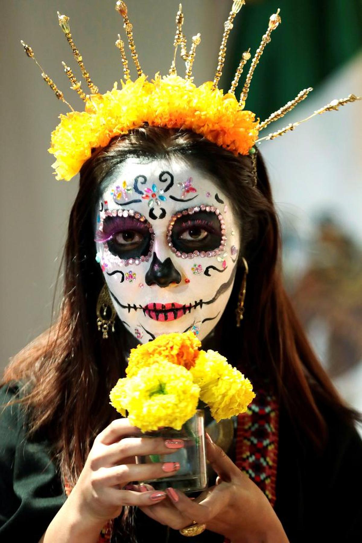 La embajada de México en Colombia y el Museo Nacional de Colombia se unen para compartir una experiencia audiovisual y un tradicional altar con el que se conmemora el Día de Muertos en México. La festividad de los Fieles Difuntos es una tradición que se realiza cada año en honor a los seres queridos fallecidos el 1 y 2 de noviembre.