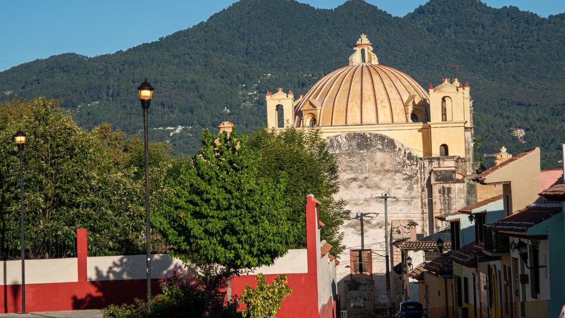 Vista del exconvento de Santo Domingo, el 9 de julio de 2022 en San Cristóbal de las Casas, Chiapas. El exconvento de Santo Domingo, una joya del sureste mexicano construida en el siglo XVI, renació de los escombros tras su restauración después del sismo que azotó a México hace cinco años.