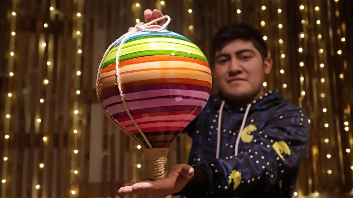Un artesano muestra las tradicionales esferas navideñas de vidrio soplado de la fábrica La Campanita en el municipio de Chignahuapan, estado de Puebla.