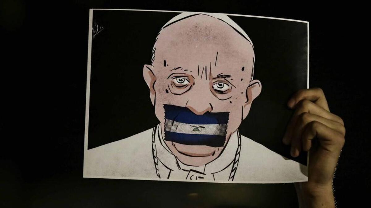 Exiliados nicaragüenses en Costa Rica participan en la Vigilia de Fe y Libertad para protestar contra la detención del obispo de Matagalpa, Rolando Álvarez, por parte del gobierno nicaragüense, en Costa Rica.