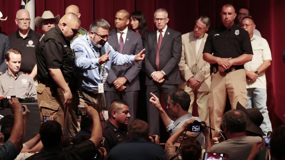 El candidato demócrata a gobernador de Texas, Beto O’Rourke, confronta al gobernador de Texas Greg Abbott (no aparece en la foto) mientras Abbott realizaba una conferencia de prensa mientras la policía y los investigadores continúan trabajando en la escena de un tiroteo masivo.
