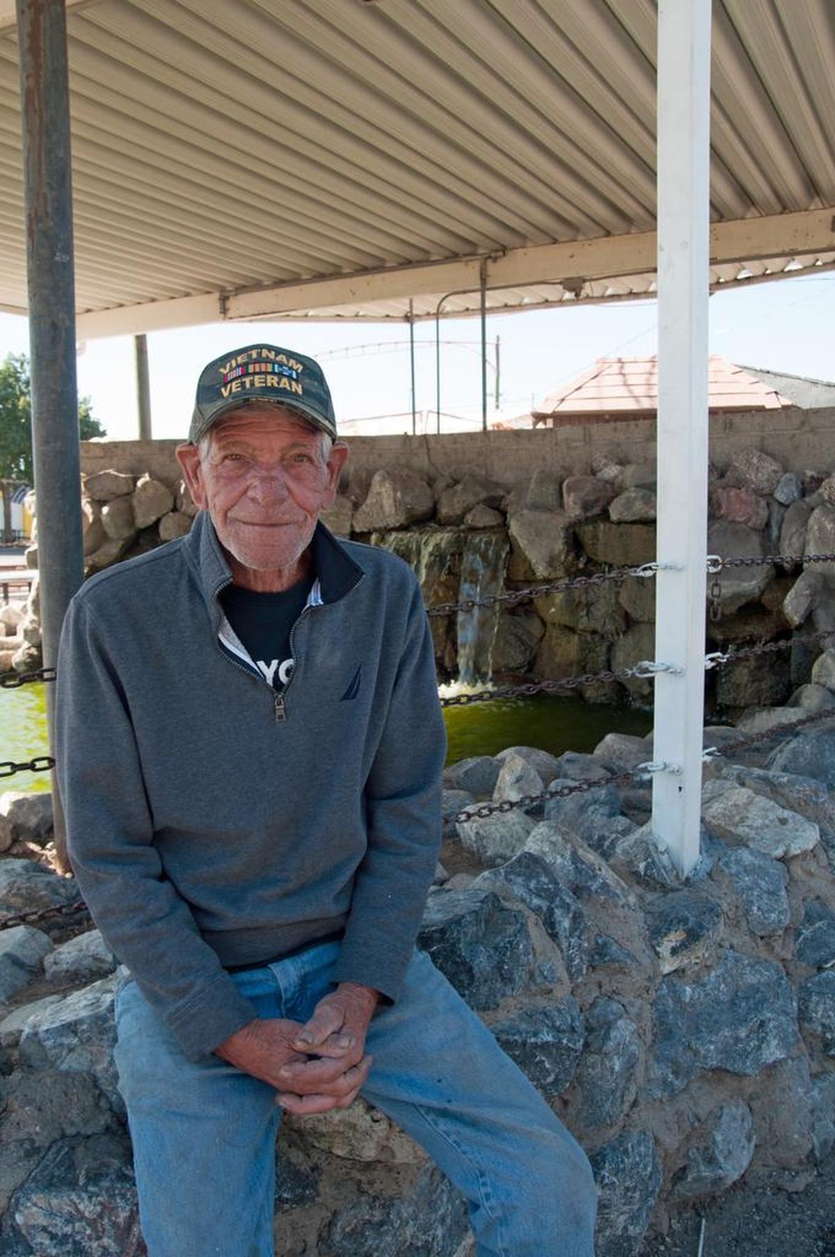 Floyd R. Pellham, un veterano de la Guerra de Vietnam de 73 años que es votante republicano, mientras posa en Tucson.