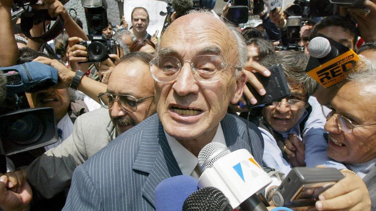 El expresidente mexicano Luis Echeverría es rodeado por la prensa en julio de 2002 a la salida de la Fiscalía Especial para Movimientos Políticos y Sociales, luego de responder a las acusaciones en su contra por la represión estudiantil en junio de 1971 en la Ciudad de México.