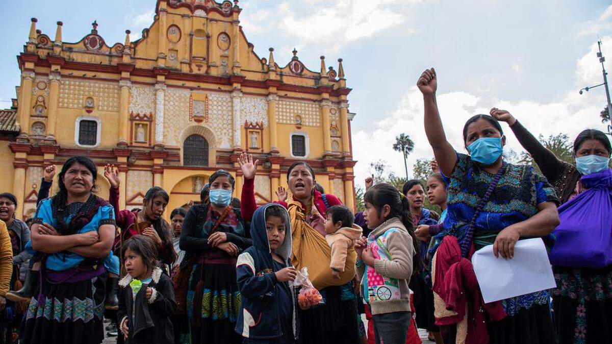 Some 200 displaced Tzotzil indigenous people from the community of Chenalhó, in the Mexican state of Chiapas, marched Wednesday to demand that state and federal authorities dismantle armed groups, the appearance of their disappeared residents, and justice for the victims.