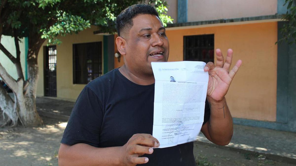 El nicaragüense Ricardo Escobar llegó a Tapachula, en el suroriental estado de Chiapas, hace varias semanas y forma parte de los cientos de extranjeros, adultos y niños, que hoy continúan varados en esta urbe y que exigen que documentos regulatorios para transitar libremente por el país.