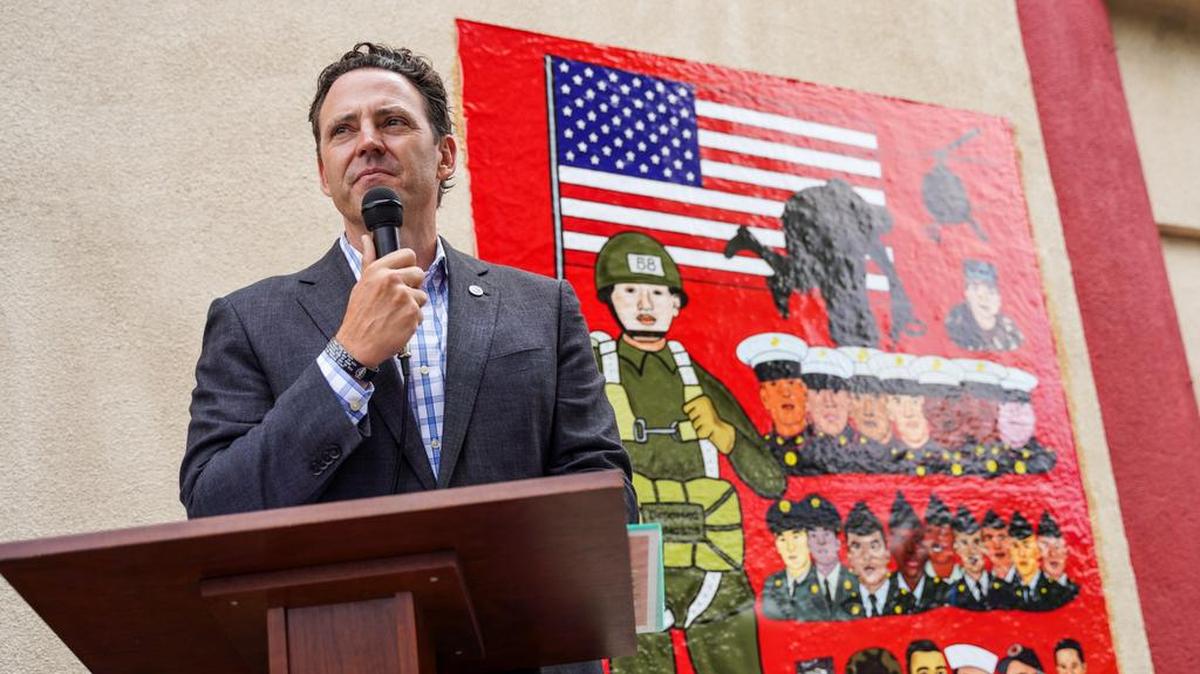 Nathan Fletcher, presidente del consejo de supervisores del Condado de San Diego, habla durante los 50 años del Parque de la Amistad entre California y México.