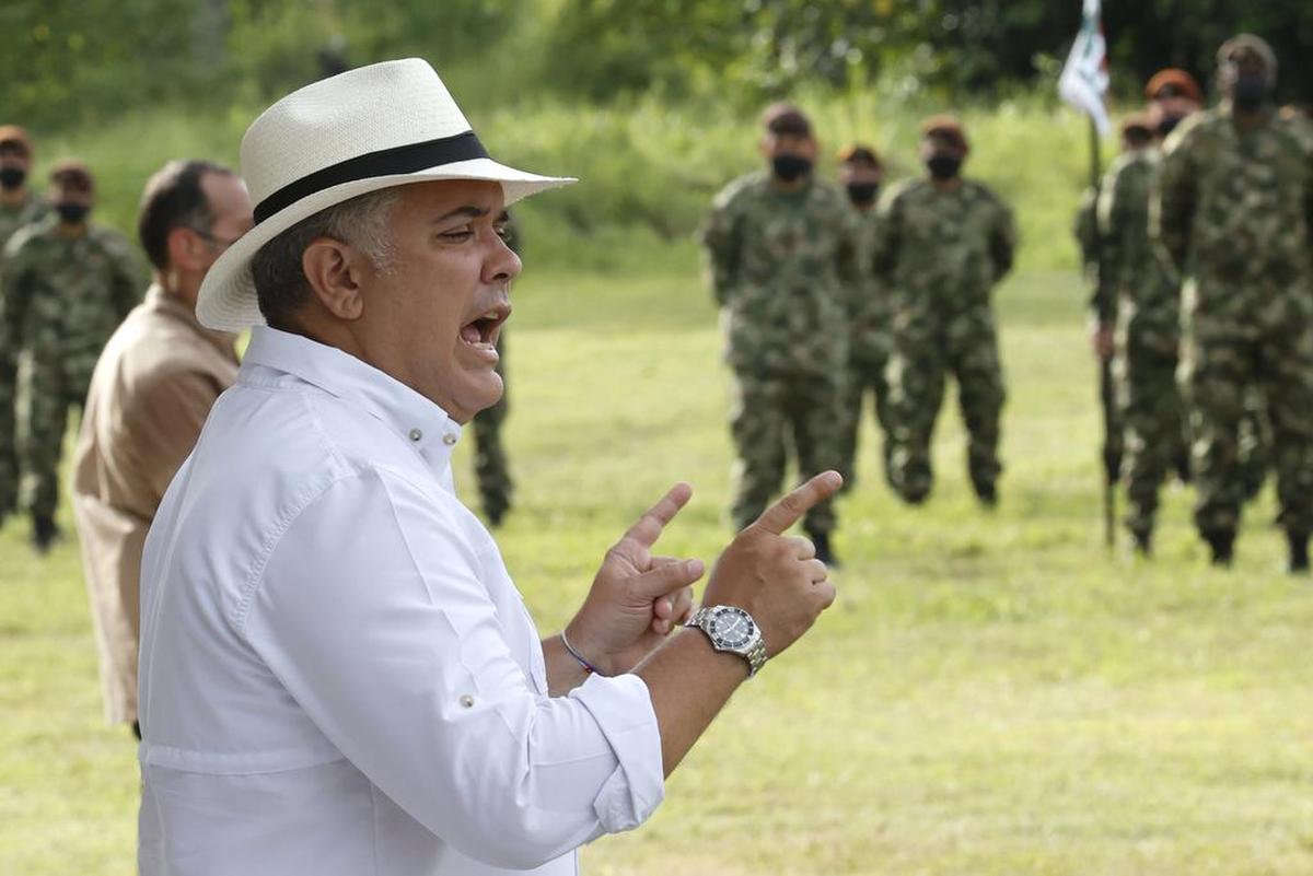 El presidente de Colombia, Iván Duque, ofrece un discurso durante un encuentro con las tropas que participaron en el operativo que llevó a la captura ayer del jefe de la banda criminal del Clan del Golfo, Dairo Antonio Úsuga, alias ‘Otoniel.’