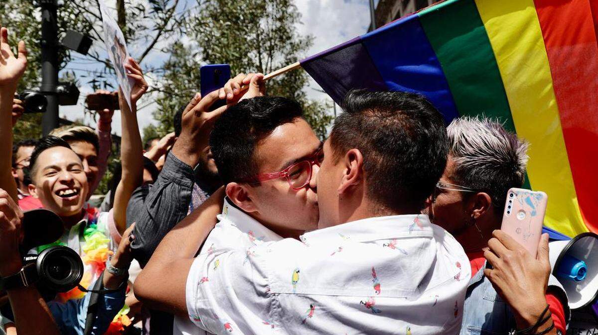 Miembros de la comunidad LGBTI, celebran la aprobación del matrimonio igualitario hoy, en el congreso local en la ciudad de Toluca, en el Estado de México (México). El Congreso del central Estado de México, vecino de la capital y el más poblado del país, aprobó este martes reformas a la ley para permitir el matrimonio entre dos personas del mismo sexo, además de reconocer el concubinato igualitario.